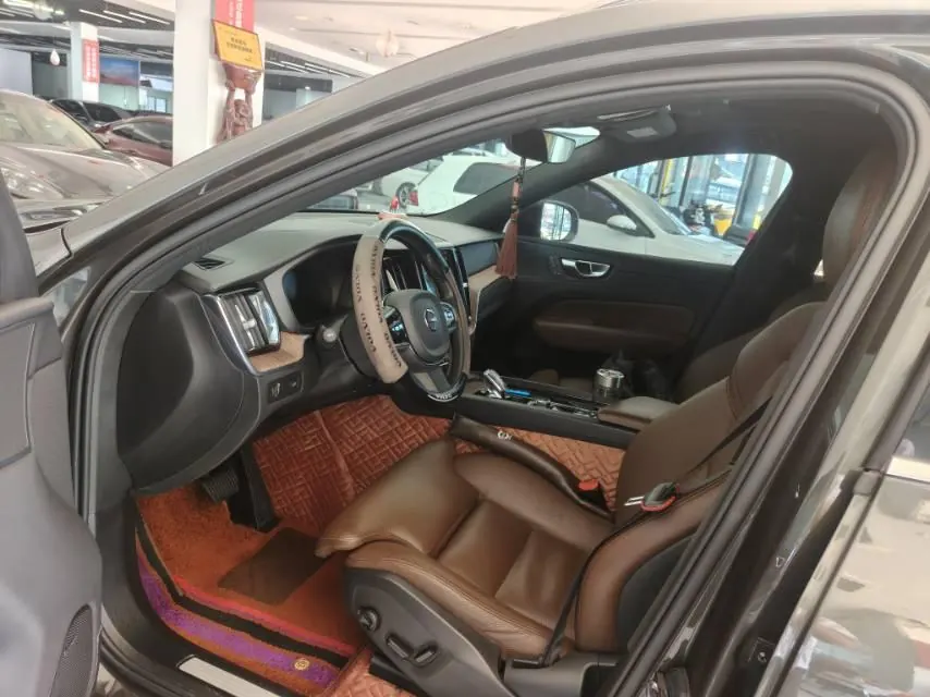 Volvo 2022 XC60 48V 2.0T B5 4-wheel drive Zhiyuan Deluxe Edition Automatic Gear 5