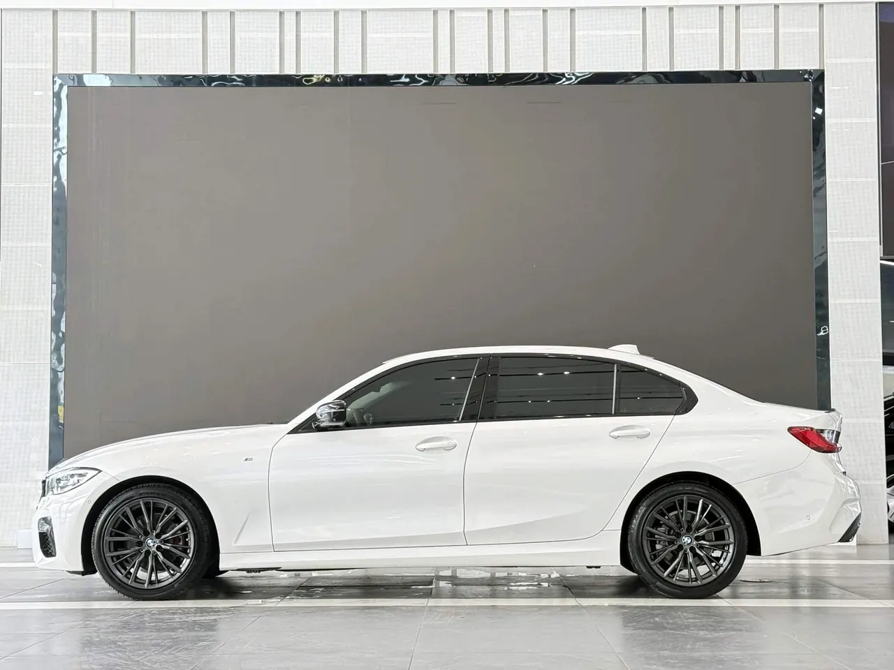 BMW 3 Series 2020 325Li 2.0T M Sports Obsidian Night Edition Automatic Gear 4