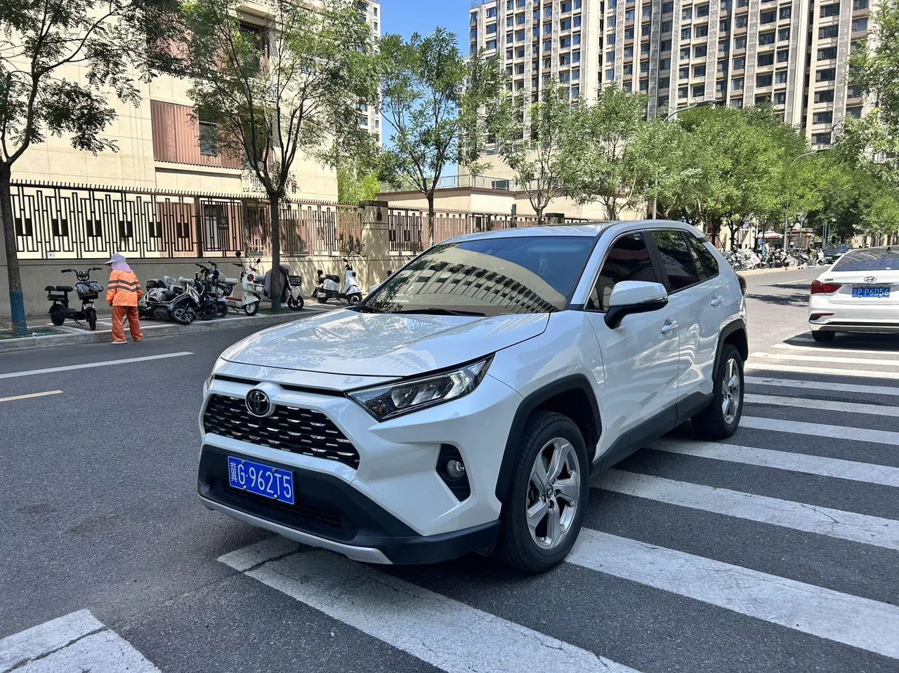 Open image lightbox: Toyota 2020 RAV4 Rongfeng 2.0 Stepless Four-wheel Drive Fashion Edition PLUS Automatic Gear