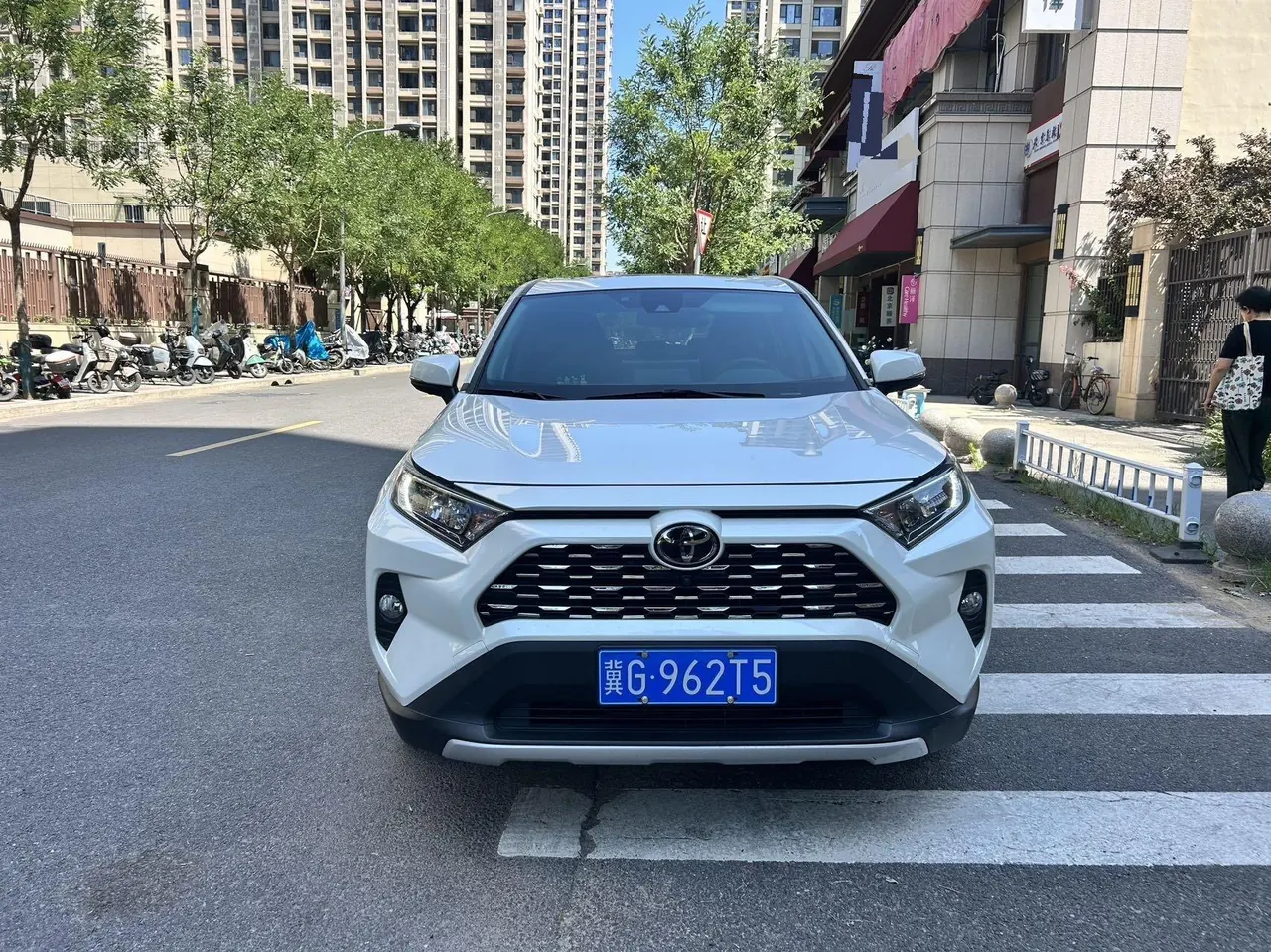 Toyota 2020 RAV4 Rongfeng 2.0 Stepless Four-wheel Drive Fashion Edition PLUS Automatic Gear 2