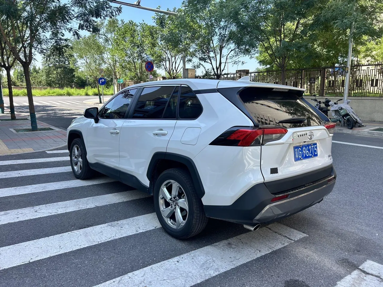 Toyota 2020 RAV4 Rongfeng 2.0 Stepless Four-wheel Drive Fashion Edition PLUS Automatic Gear 5