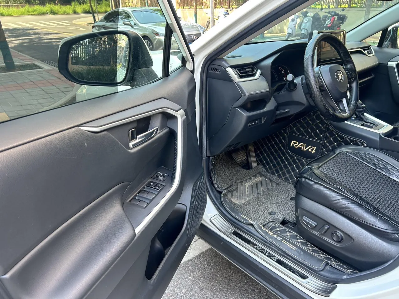 Toyota 2020 RAV4 Rongfeng 2.0 Stepless Four-wheel Drive Fashion Edition PLUS Automatic Gear 8