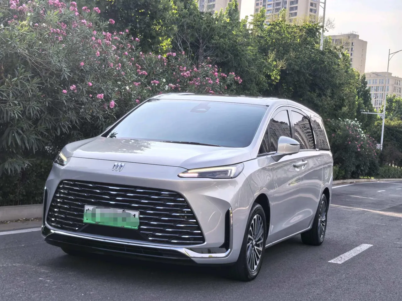 Открыть галерею: Buick 2025 GL8 Lu Shang 1.5T Premium Edition 7-seat Automatic Gear