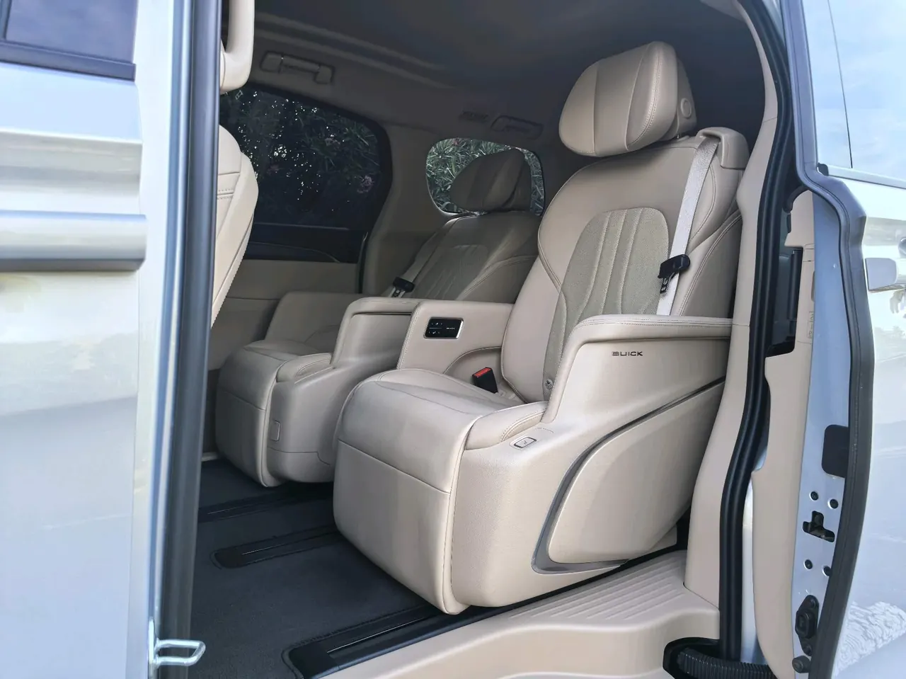 Buick 2025 GL8 Lu Shang 1.5T Premium Edition 7-seat Automatic Gear 6
