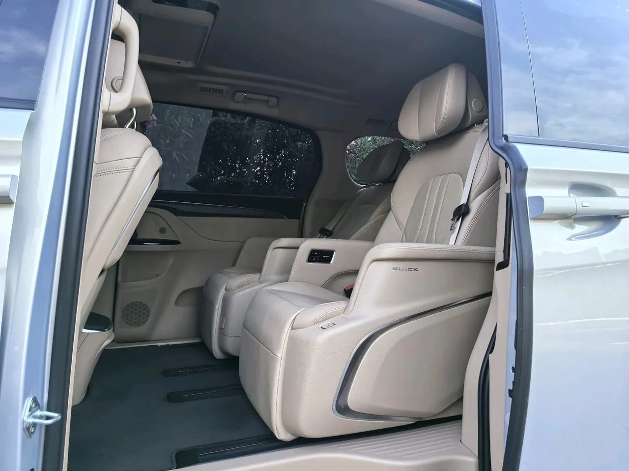 Buick 2025 GL8 Lu Shang 1.5T Premium Edition 7-seat Automatic Gear 7