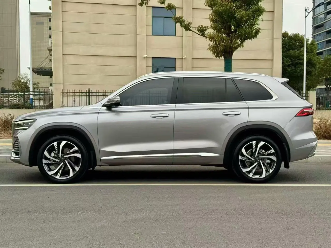 Geely 2024 XingyueL (Monjaro) 2.0TD High Power Two-Drive Enovate Edition Automatic Transmission 3