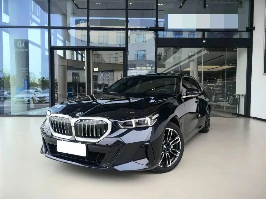 Открыть галерею: BMW 5 Series 2025 530Li 48V 2.0T Leading M Sports Suit Automatic Gear
