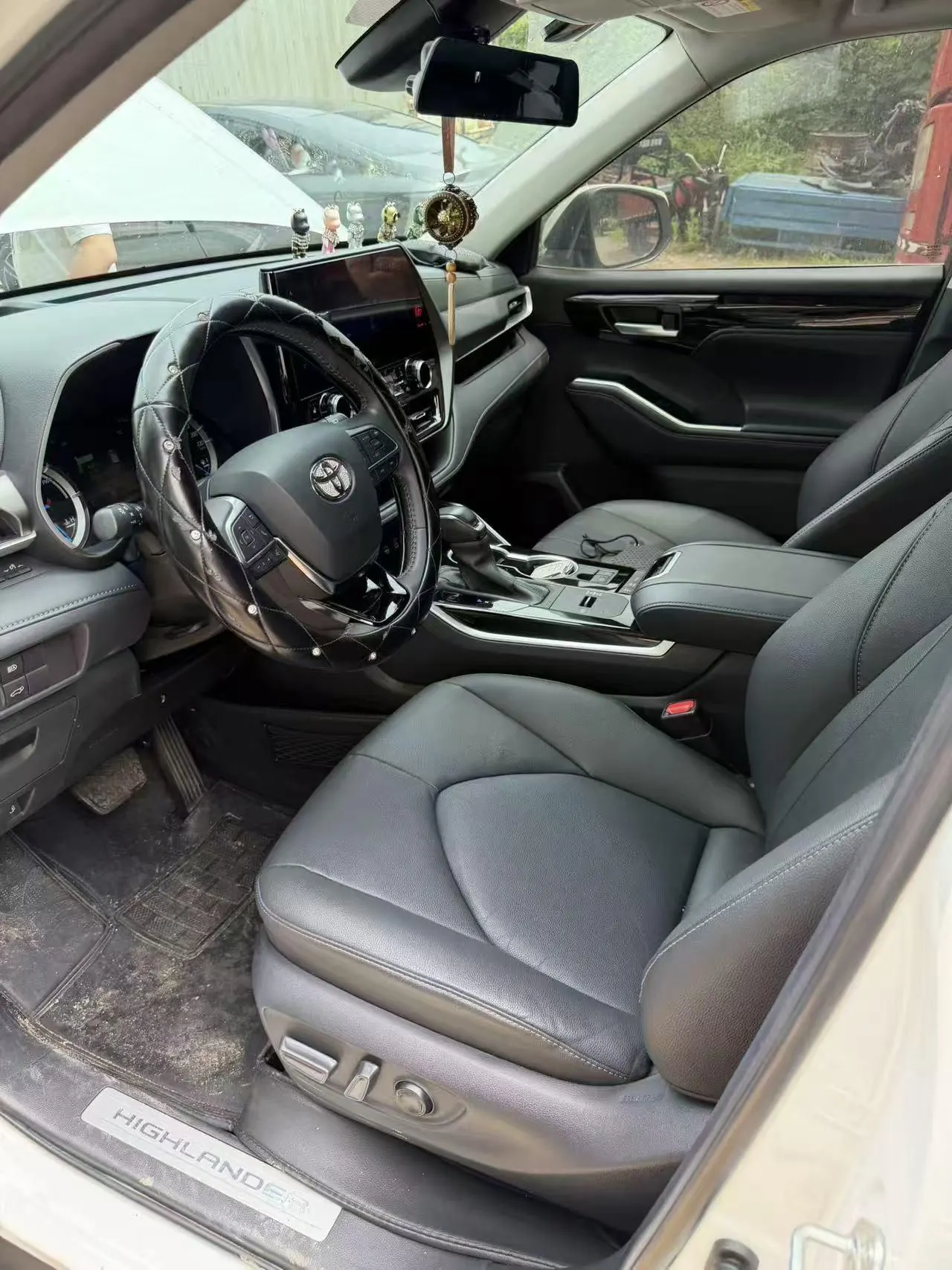 Toyota 2022 Highlander Dual Engine 2.5 Stepless Four-wheel Drive Premium Edition 7-seat Automatic Gear 2