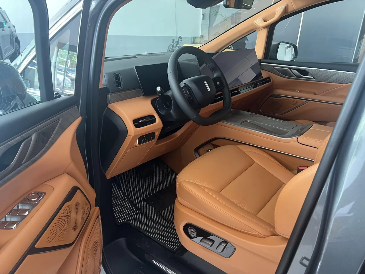 WEY 2025 VV7 Hi4 1.5T Four-Wheel-Drive Automatic Model 3