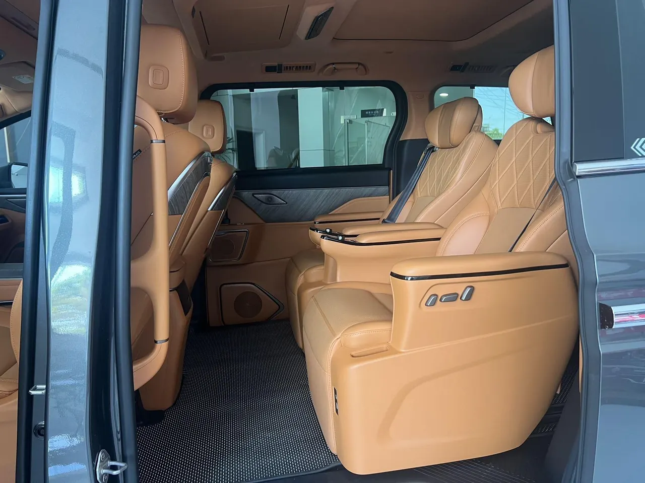 WEY 2025 VV7 Hi4 1.5T Four-Wheel-Drive Automatic Model 4