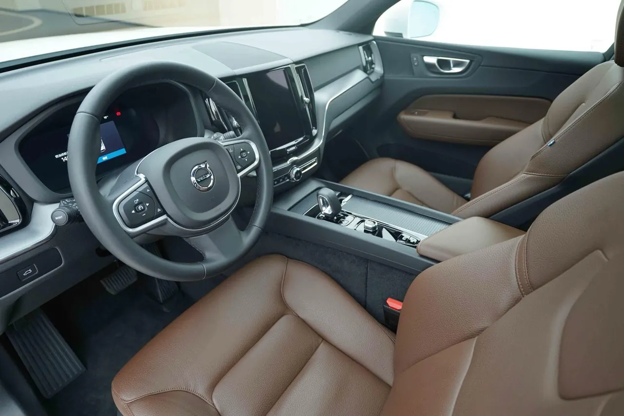 Volvo 2025 XC60 48V 2.0T B5 4-wheel-drive Zhiyi Deluxe Edition Automatic Gear 5