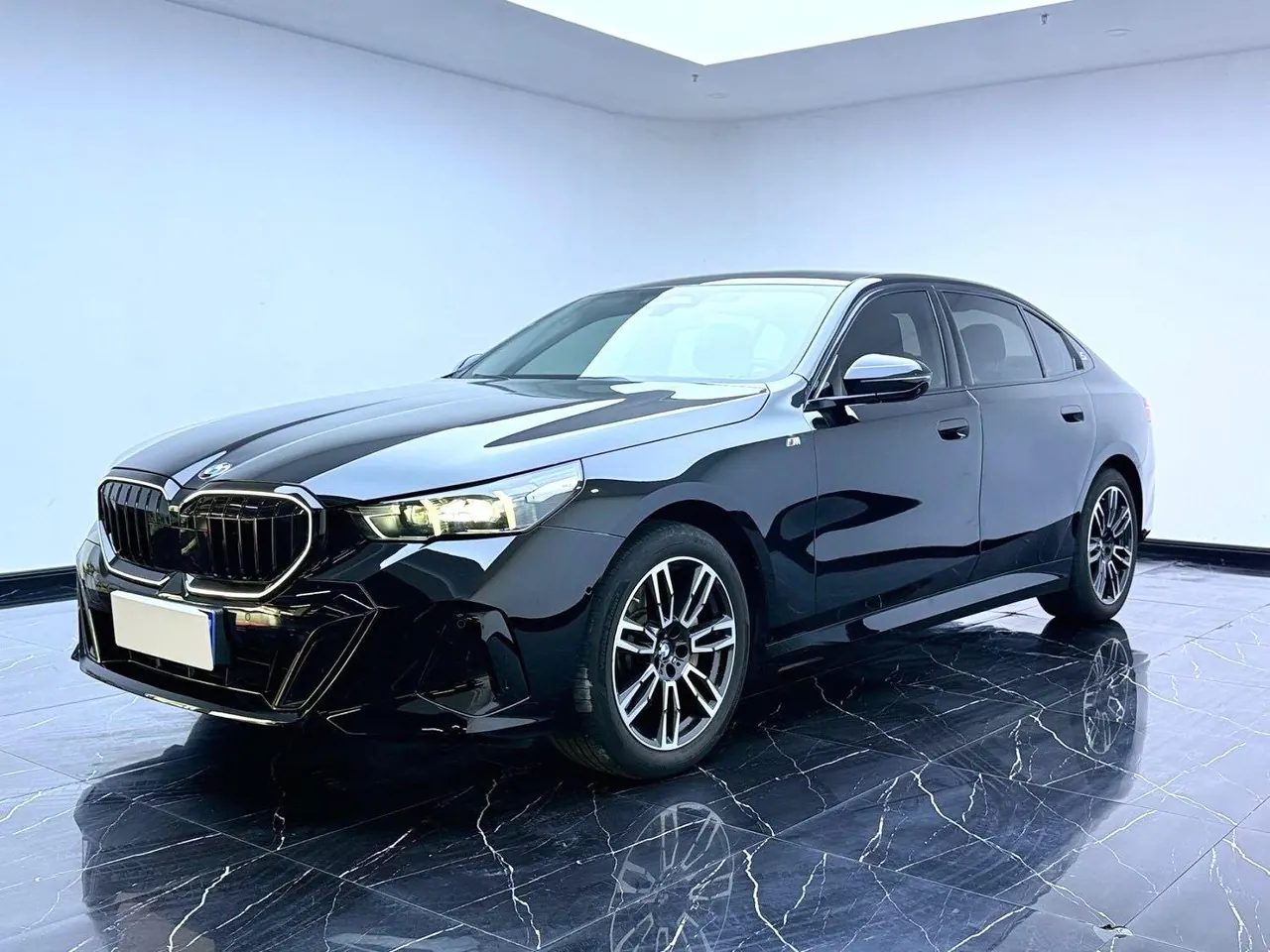 Open image lightbox: BMW 5 Series 2024 model 530Li 48V 2.0T Leading Edition M Sport Package Automatic