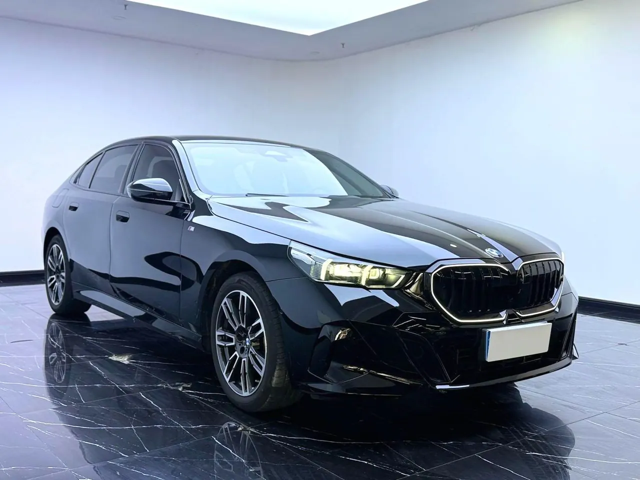 BMW 5 Series 2024 model 530Li 48V 2.0T Leading Edition M Sport Package Automatic 3