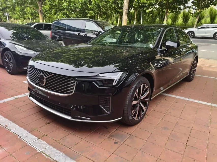 Открыть галерею: Volvo 2026 S90 48V 2.0T B5 Zhiyi Deluxe Edition Automatic Gear