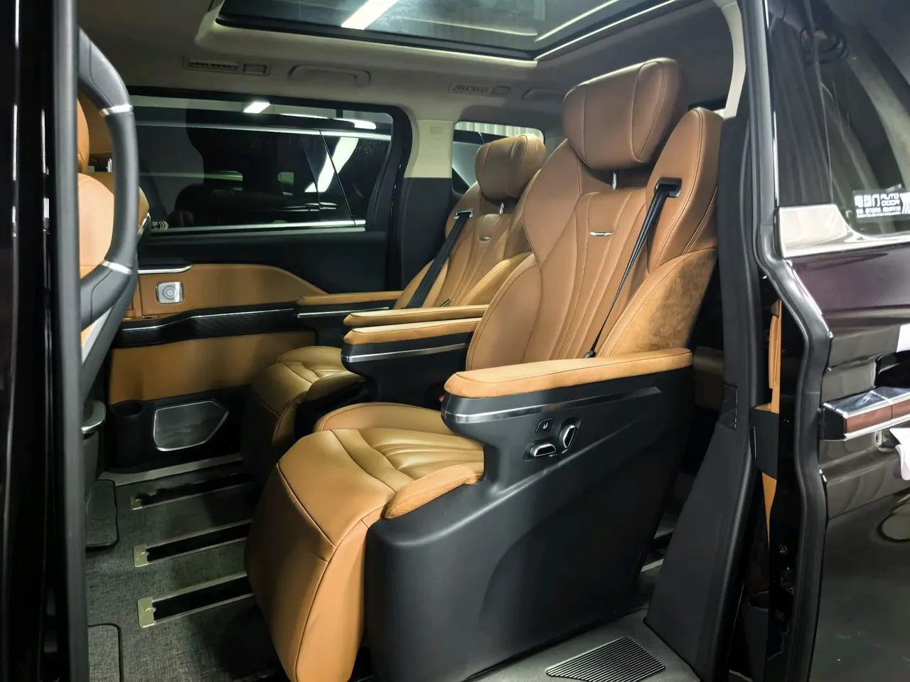 HongQi 2024 HQ9 PHEV 2.0T 4WD Business Edition Automatic Gear 5