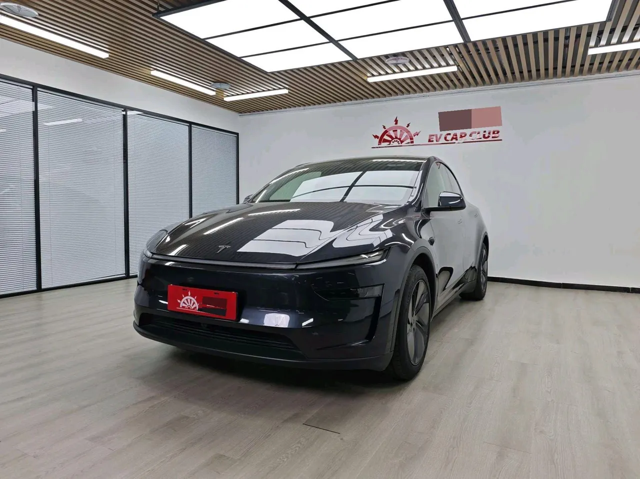 Tesla 2025 Model Y rear-wheel drive version automatic transmission - View 1