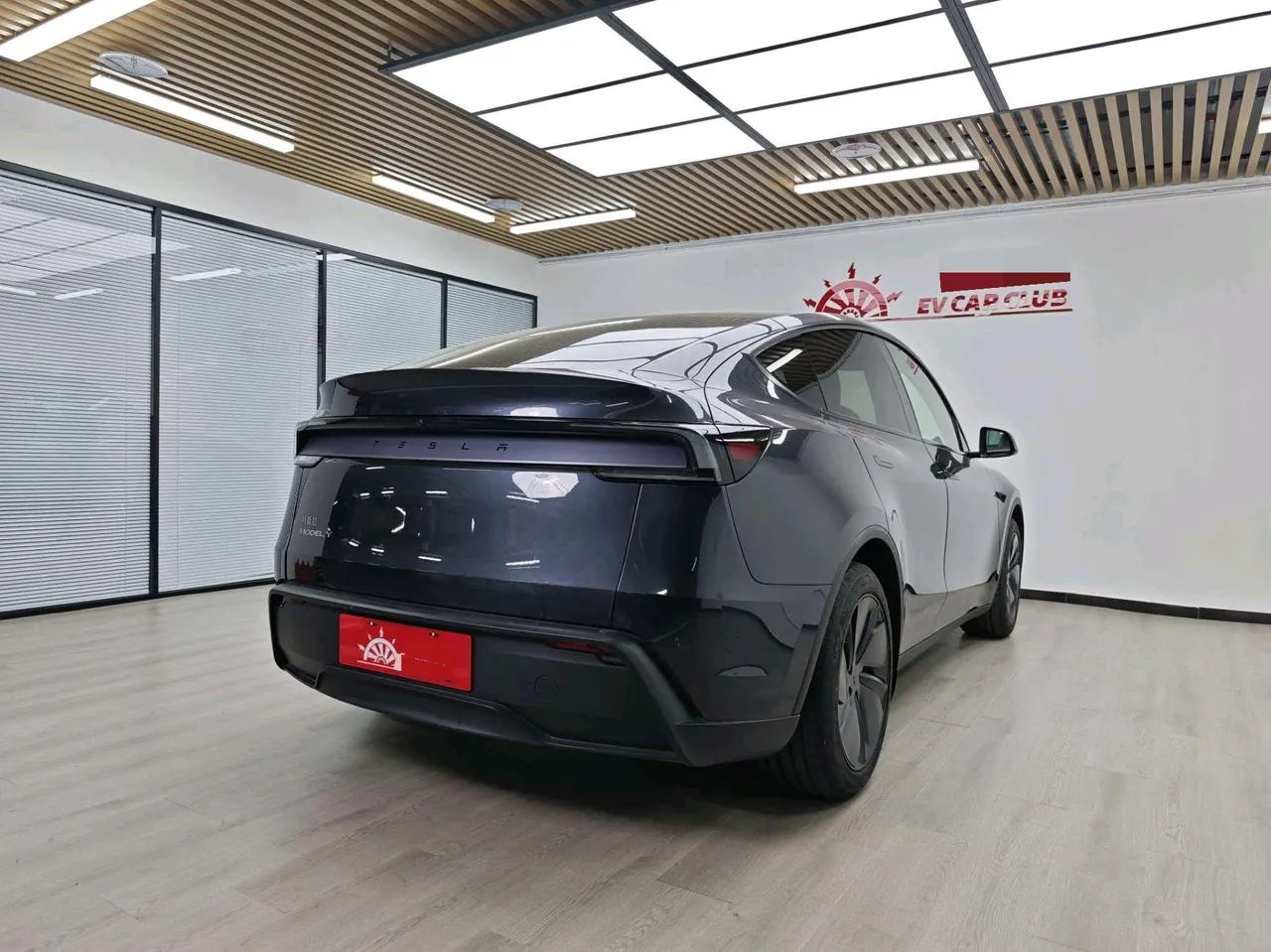 Tesla 2025 Model Y rear-wheel drive version automatic transmission 2