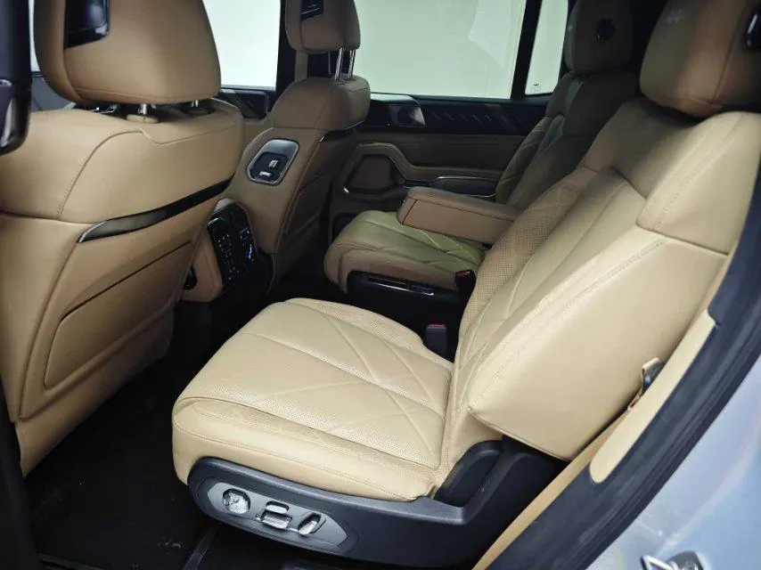 FangChengBao 2025 Leopard 8 2.0T Stepless Zhiyong Flagship Edition 6-seat Automatic Gear 3