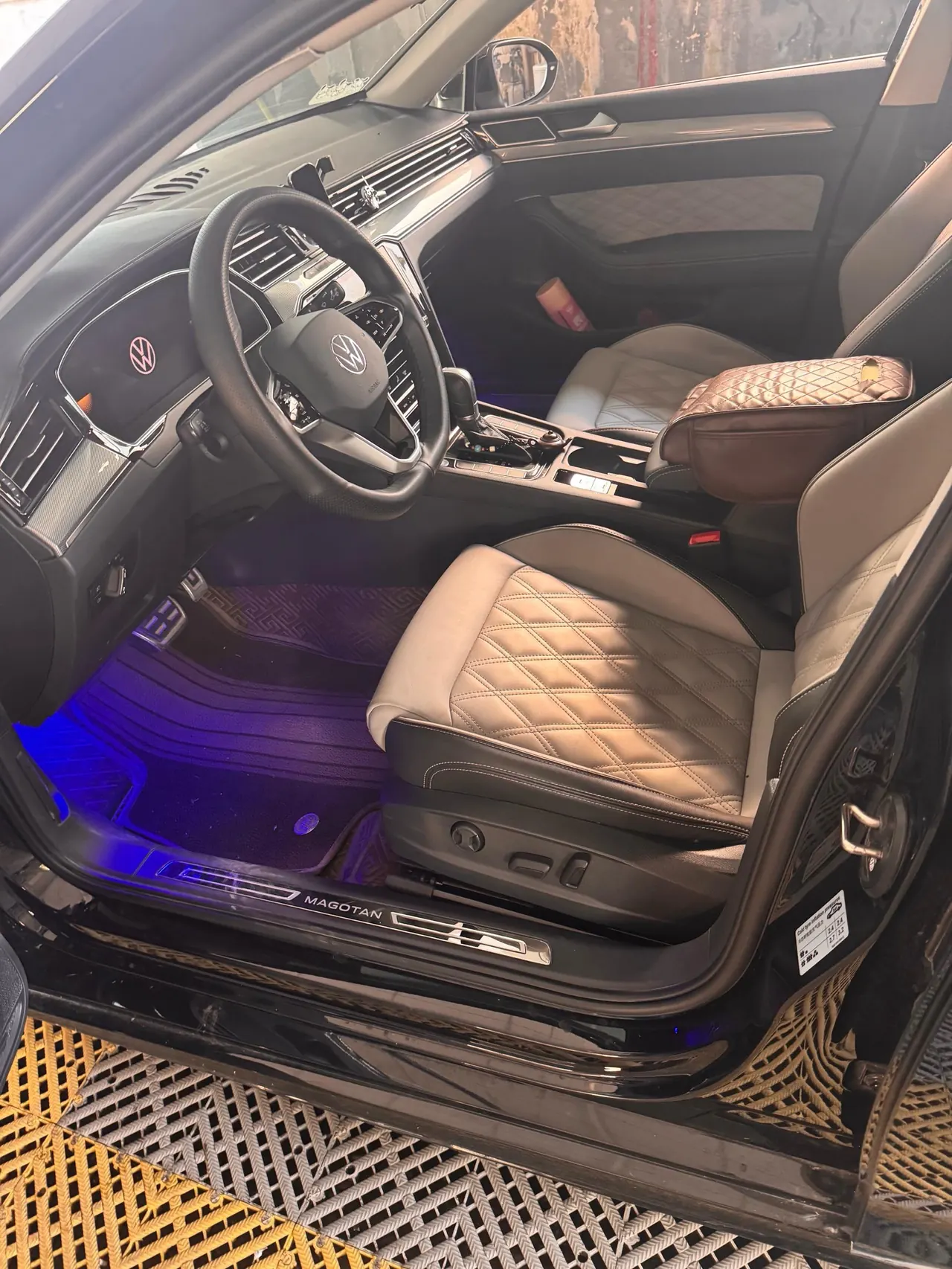 Volkswagen 2023 Magotan 2.0TSI 330TSI 2 million Commemorative Luxury Automatic Gear 3