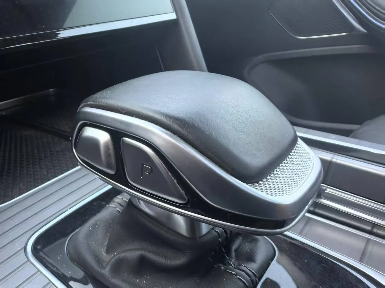 HongQi 2024 HQ9 PHEV 2.0T 4WD Business Edition Automatic Gear 12