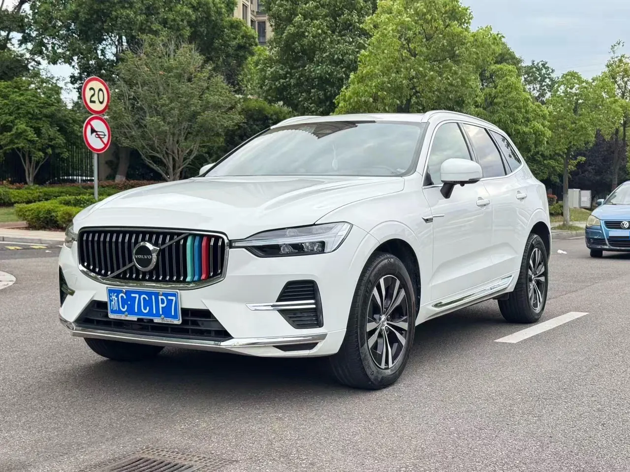 Volvo 2023 XC60 48V 2.0T B5 4-wheel drive smart sports version automatic gear - View 1