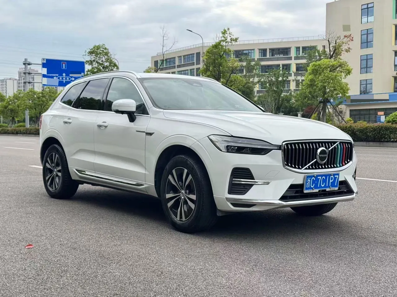Volvo 2023 XC60 48V 2.0T B5 4-wheel drive smart sports version automatic gear 3