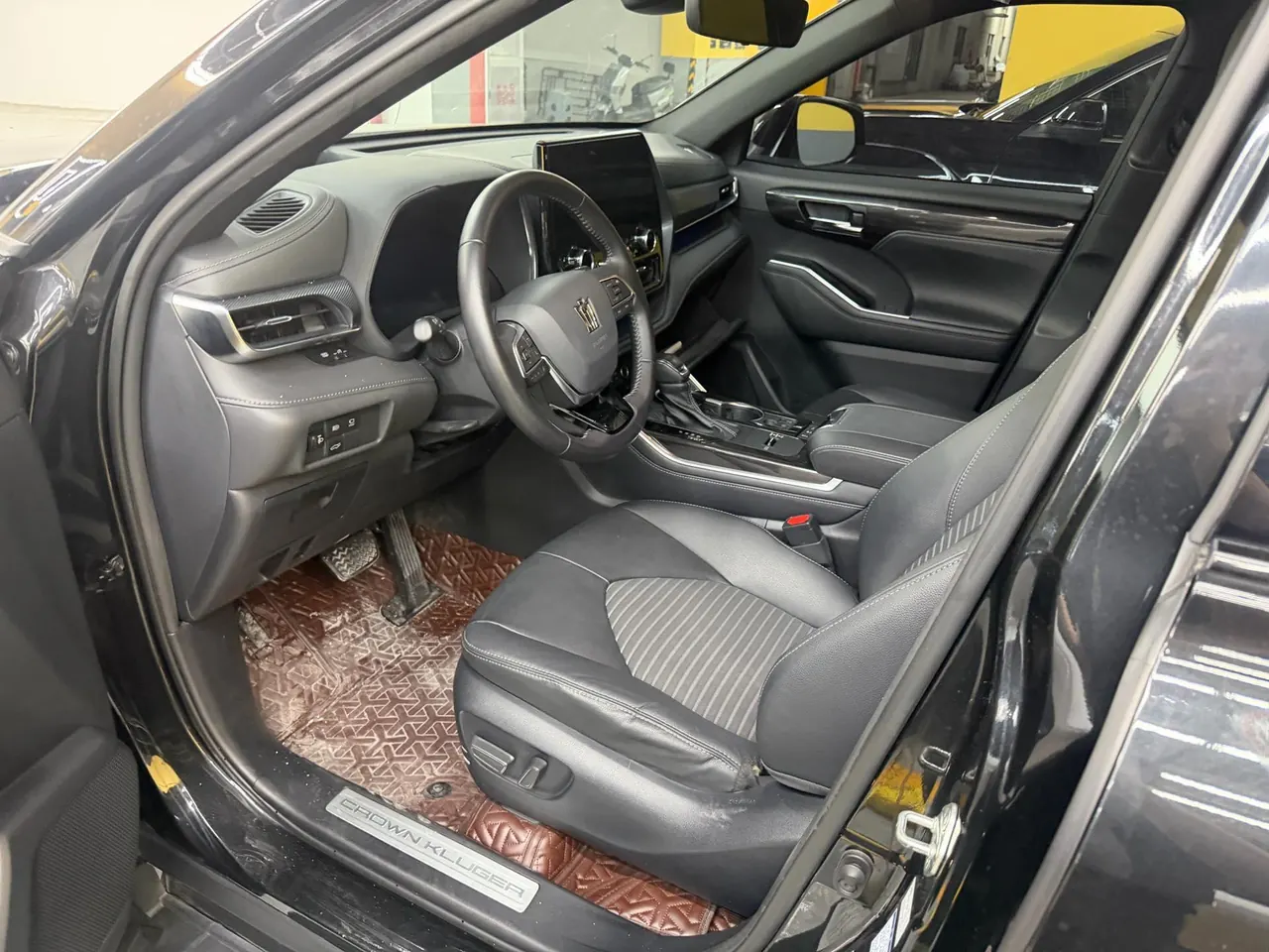 Toyota 2022 Crown Land Release 2.5 Stepless Four-wheel Drive Premium Edition Automatic Gear 3
