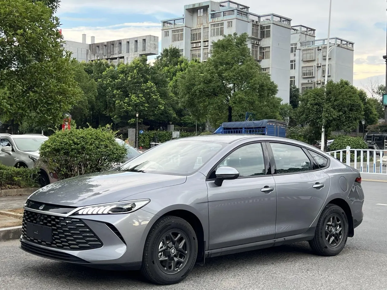 BYD 2026 Qin PLUS DM-i 1.5 CVT 128km Entry-Level Automatic - View 1