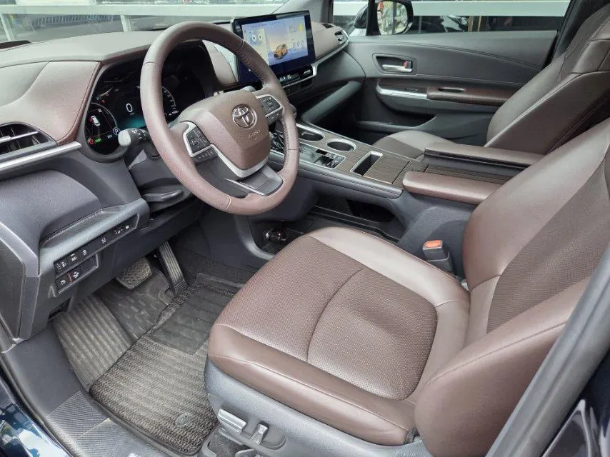 Toyota 2024 Grevia HYBRID 2.5 Stepless Premium PLUS 4WD Automatic Gear 4