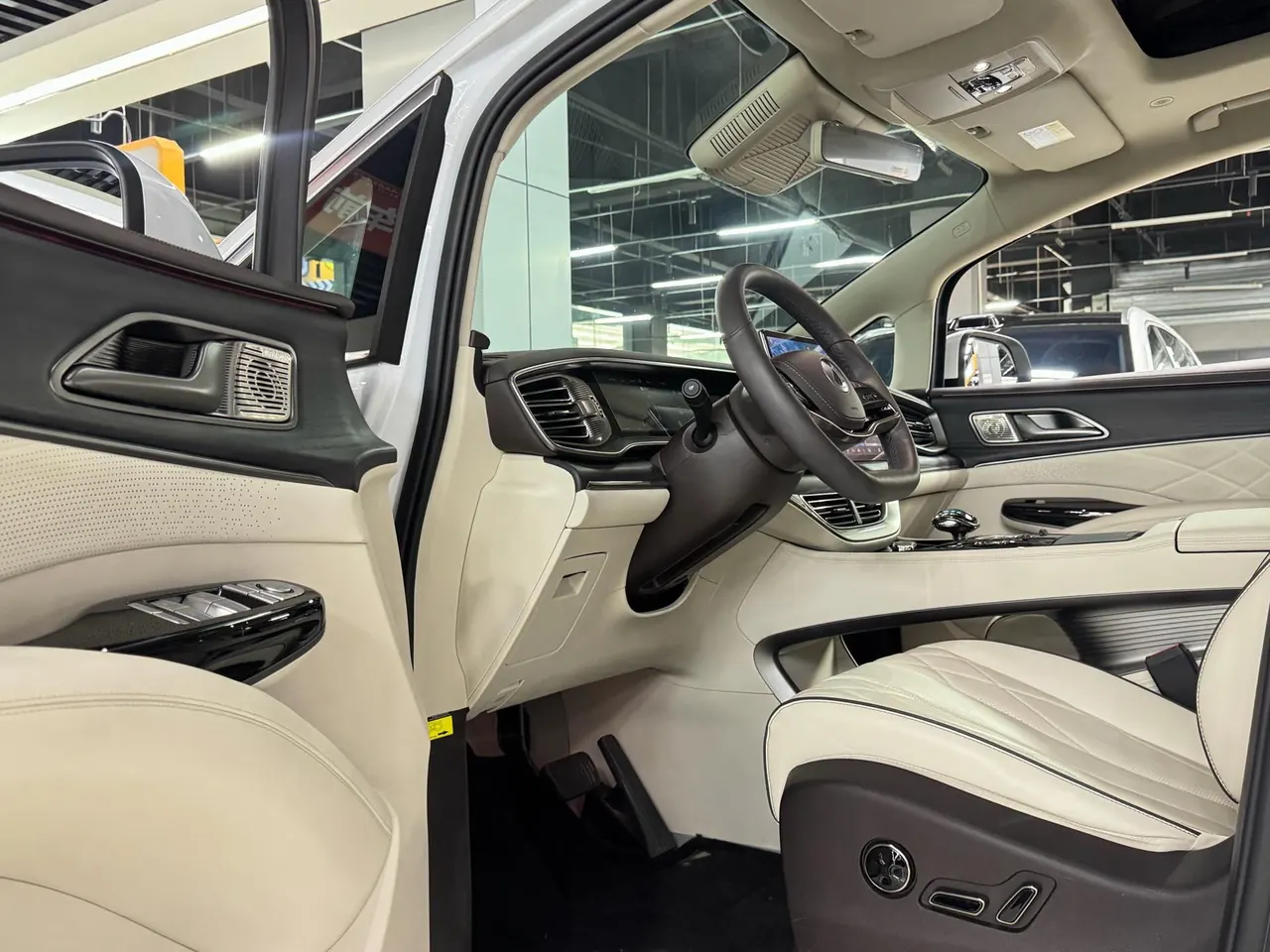 Denza 2024 Denza D9 DM-i 1.5T Stepless 980 Four-wheel Drive Honorable Automatic Gear 5