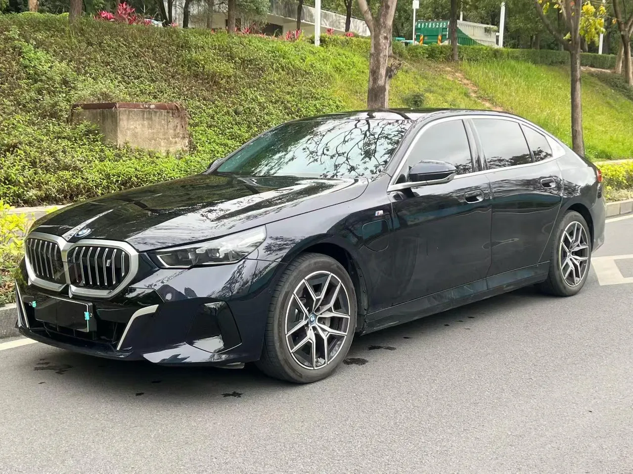 Открыть галерею: BMW 2024 i5 eDrive 35L M sports suit automatic gear