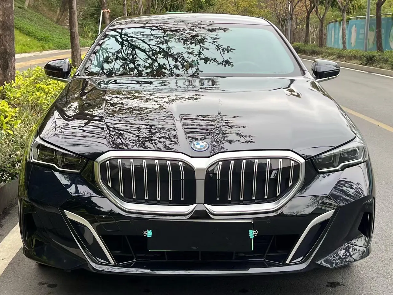 BMW 2024 i5 eDrive 35L M sports suit automatic gear 2