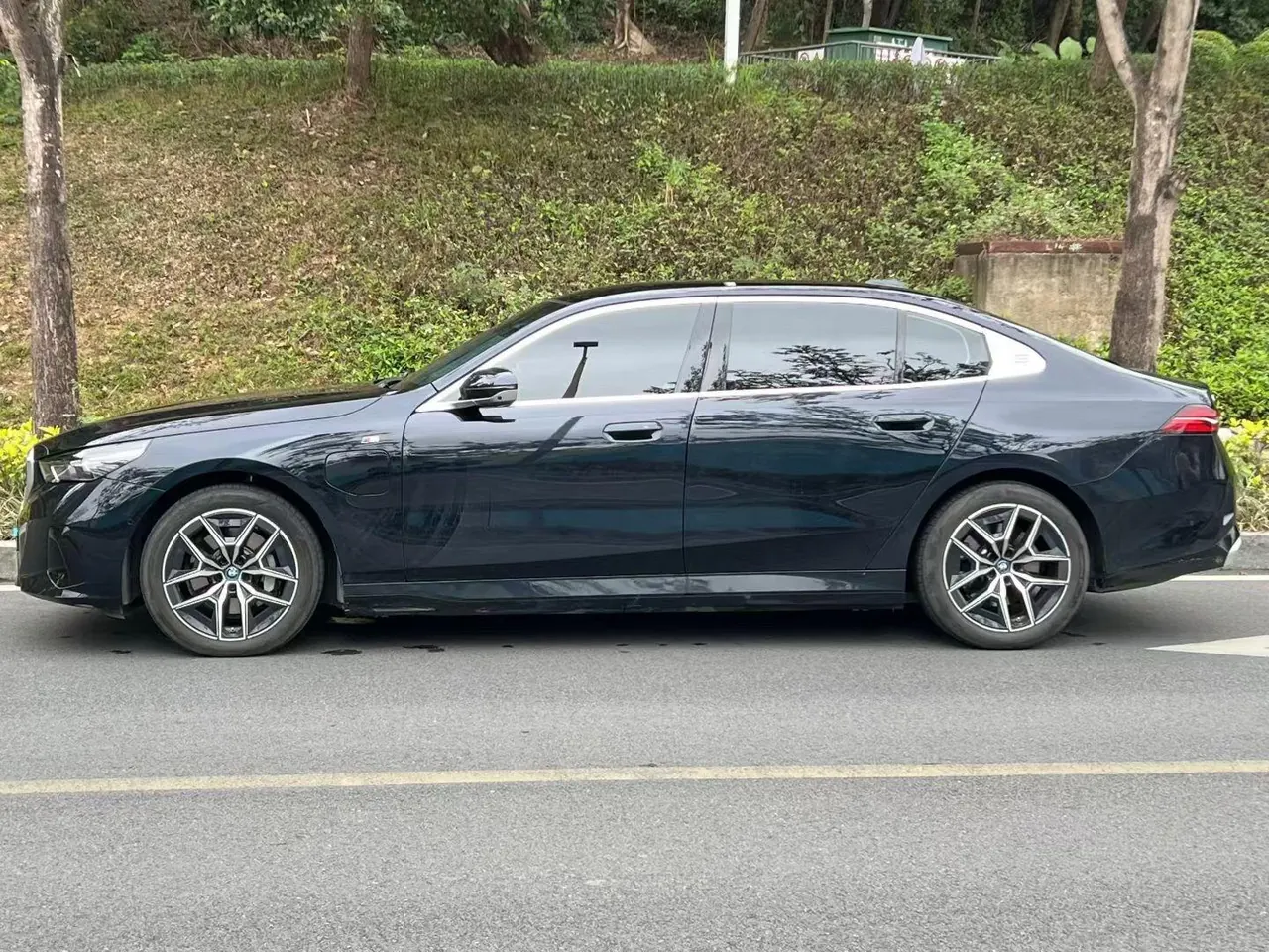BMW 2024 i5 eDrive 35L M sports suit automatic gear 3