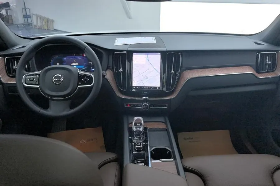 Volvo 2025 XC60 48V 2.0T B5 4-wheel drive Zhiyuan Deluxe Edition Automatic Gear 6
