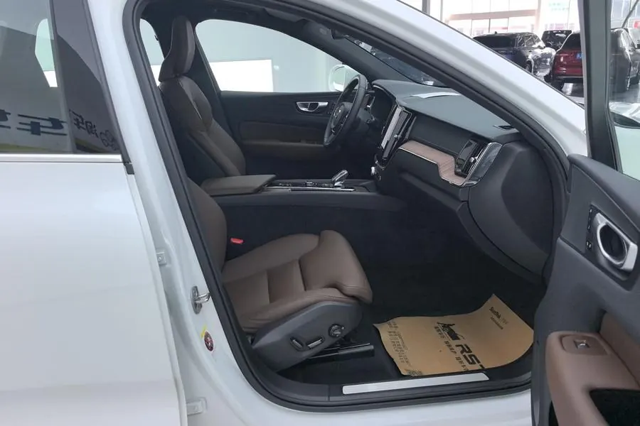 Volvo 2025 XC60 48V 2.0T B5 4-wheel drive Zhiyuan Deluxe Edition Automatic Gear 7