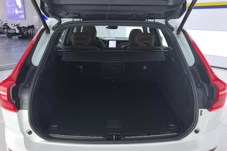 Volvo 2025 XC60 48V 2.0T B5 4-wheel drive Zhiyuan Deluxe Edition Automatic Gear 9