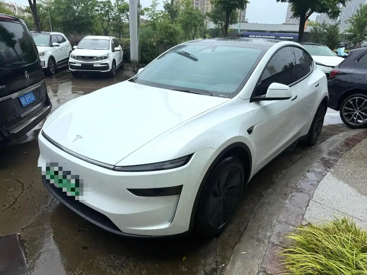 Открыть галерею: Tesla 2026 Model Y Long Range Rear-Wheel-Drive Automatic