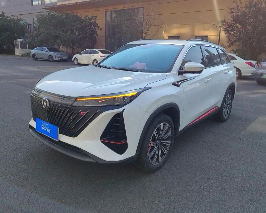 Открыть галерею: ChangAn 2022 CS75 PLUS 1.5T exclusive automatic gear