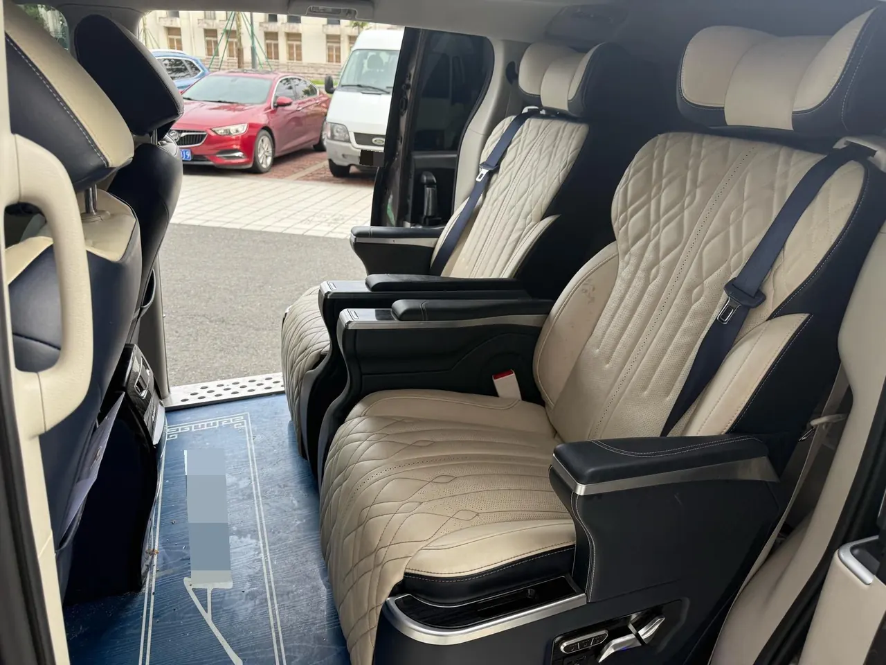 Buick 2021 GL8 Land Business Class 2.0T 652T Luxury Automatic Gear 5