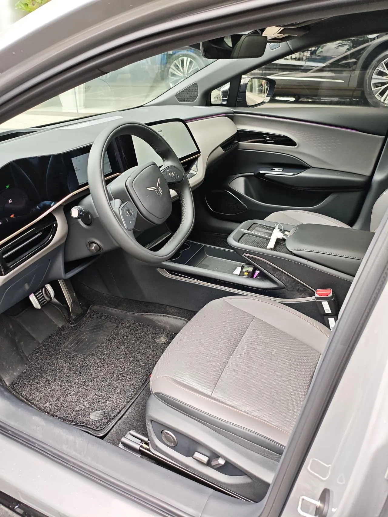 HongQi 2025 EH 7 640 4-wheel drive intelligent automatic gear 7