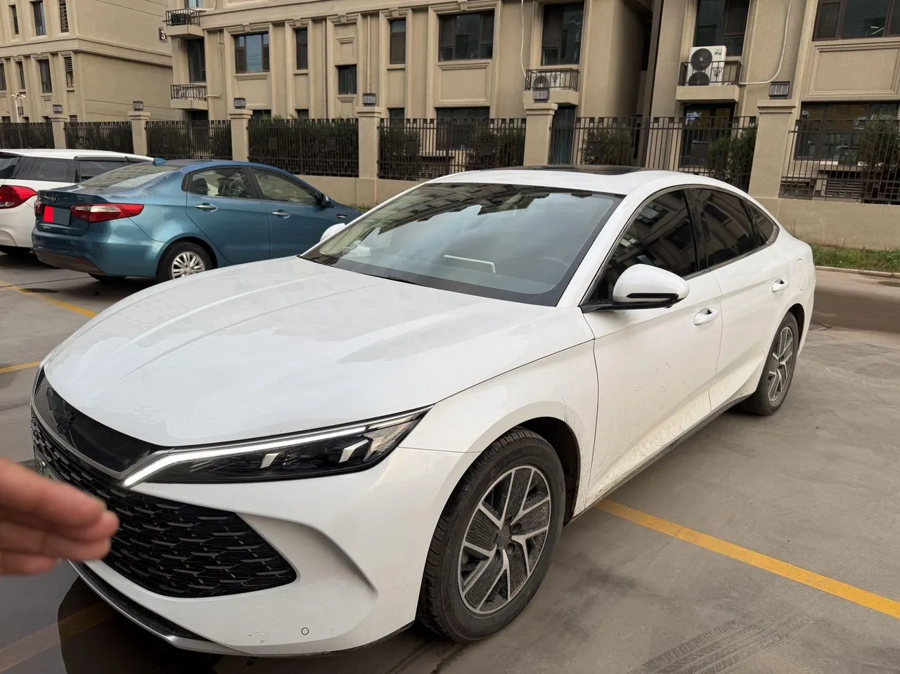 BYD 2023 Qin PLUS DM-i 1.5 stepless champion version excellent 120KM automatic gear - View 1