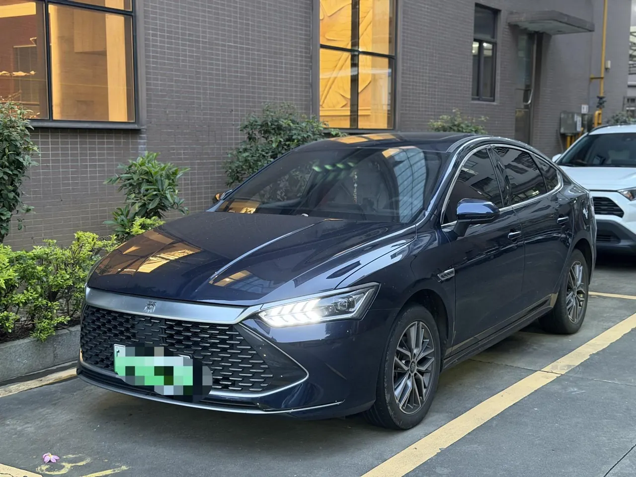 BYD 2023 Qin PLUS DM-i 1.5 stepless champion version leading 120KM automatic gear - View 1