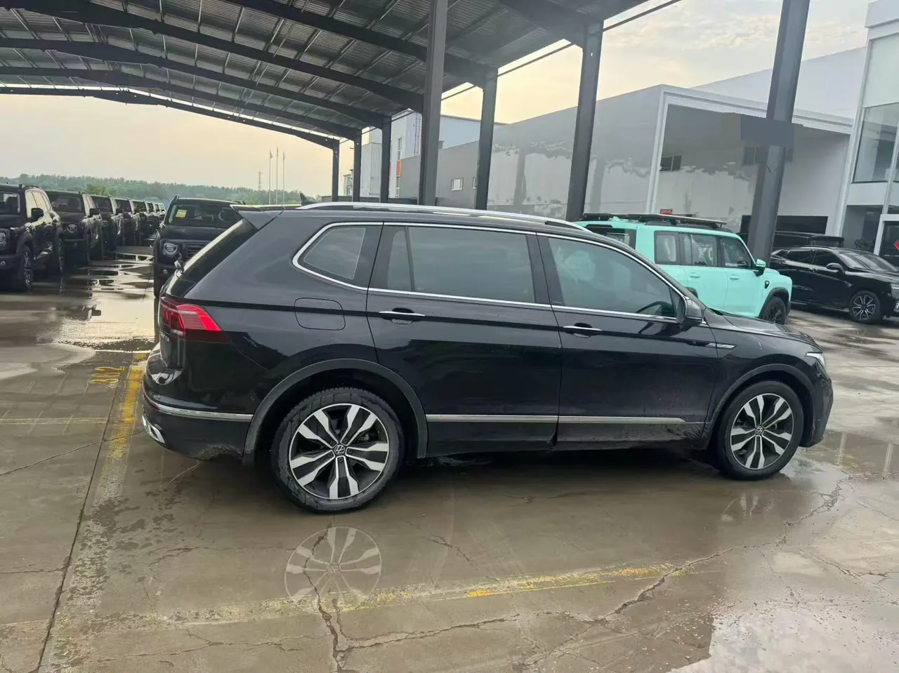 Volkswagen 2022 Tiguan L R-Line 2.0TSI 330TSI Two-Drive R-Line Ultimate Automatic Gear 3