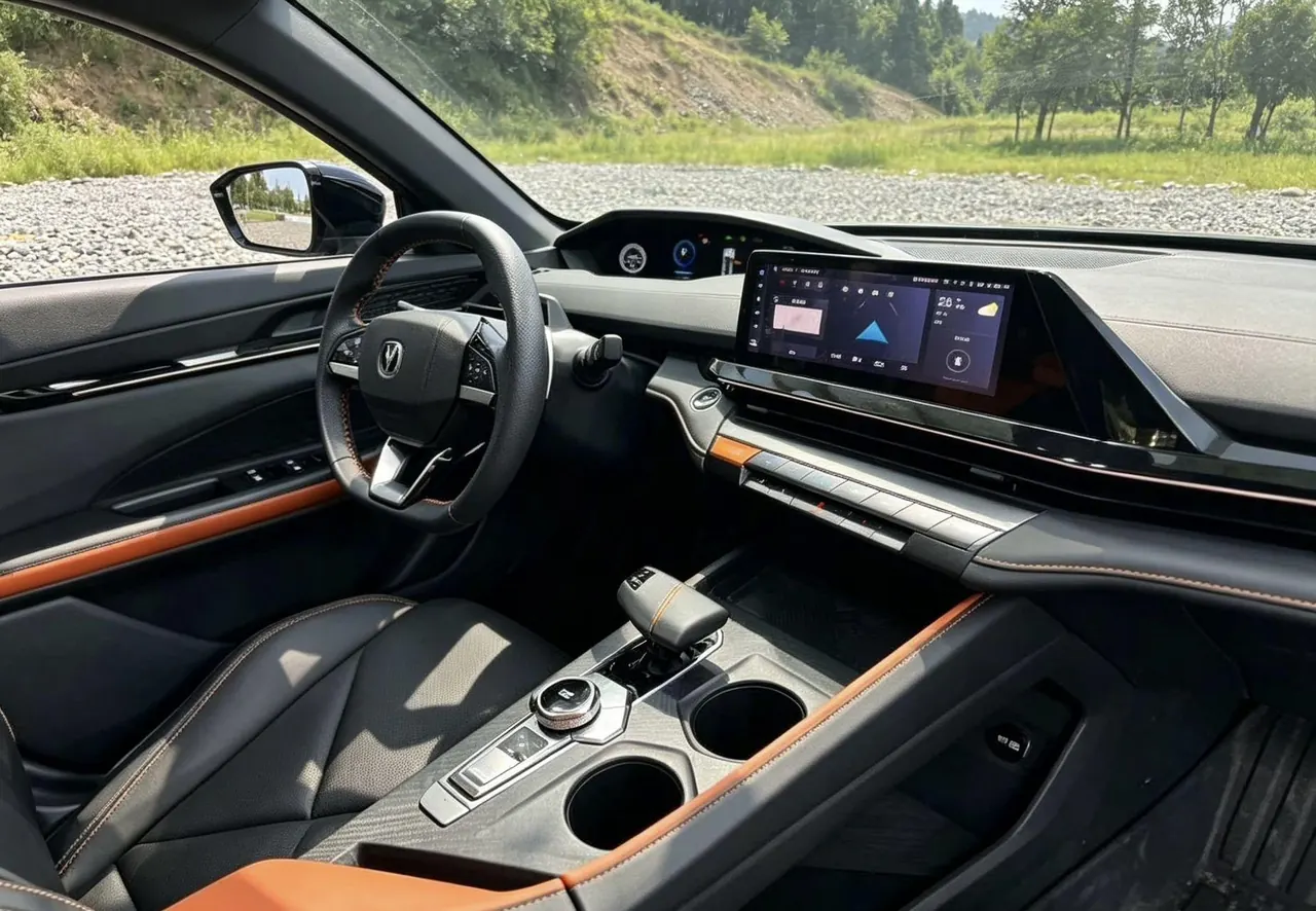 ChangAn 2022 UNI-V 1.5T honorable automatic gear 2