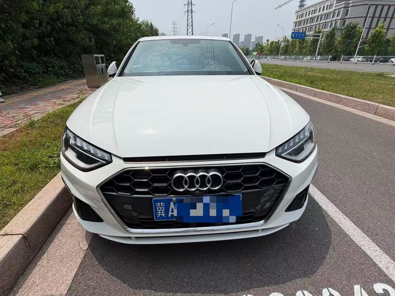 Audi 2022 A4L 2.0TFSI 40TFSI Fashion Dynamic Automatic 2