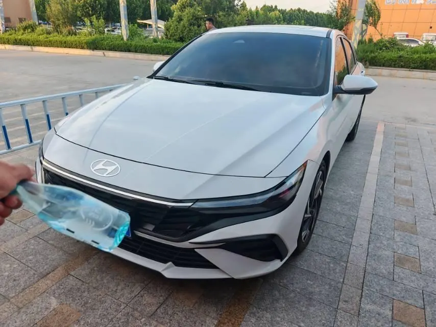 Hyundai 2023 Elantra -3-compartment 1.5 stepless LUX premium automatic gear - View 1