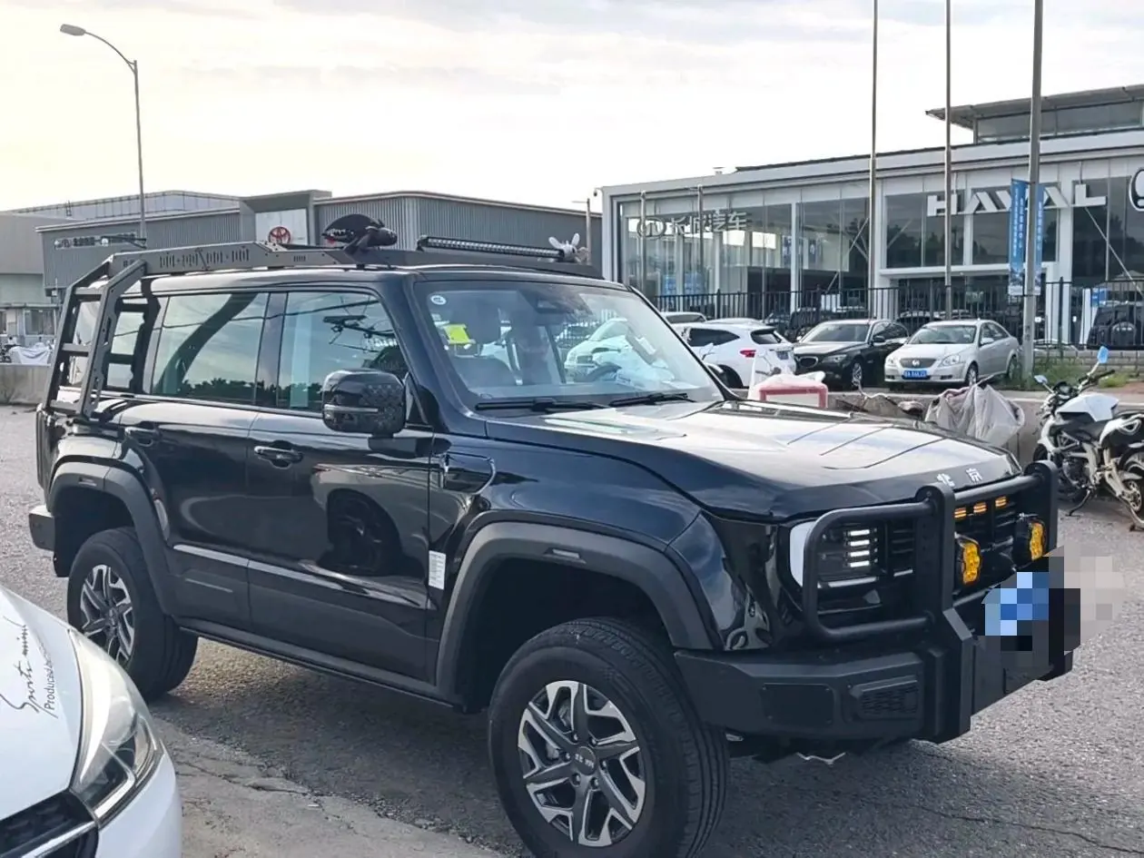 Beijing 2023 BJ40 2.0T 4-wheel drive city hunter version chivalrous automatic gear 3