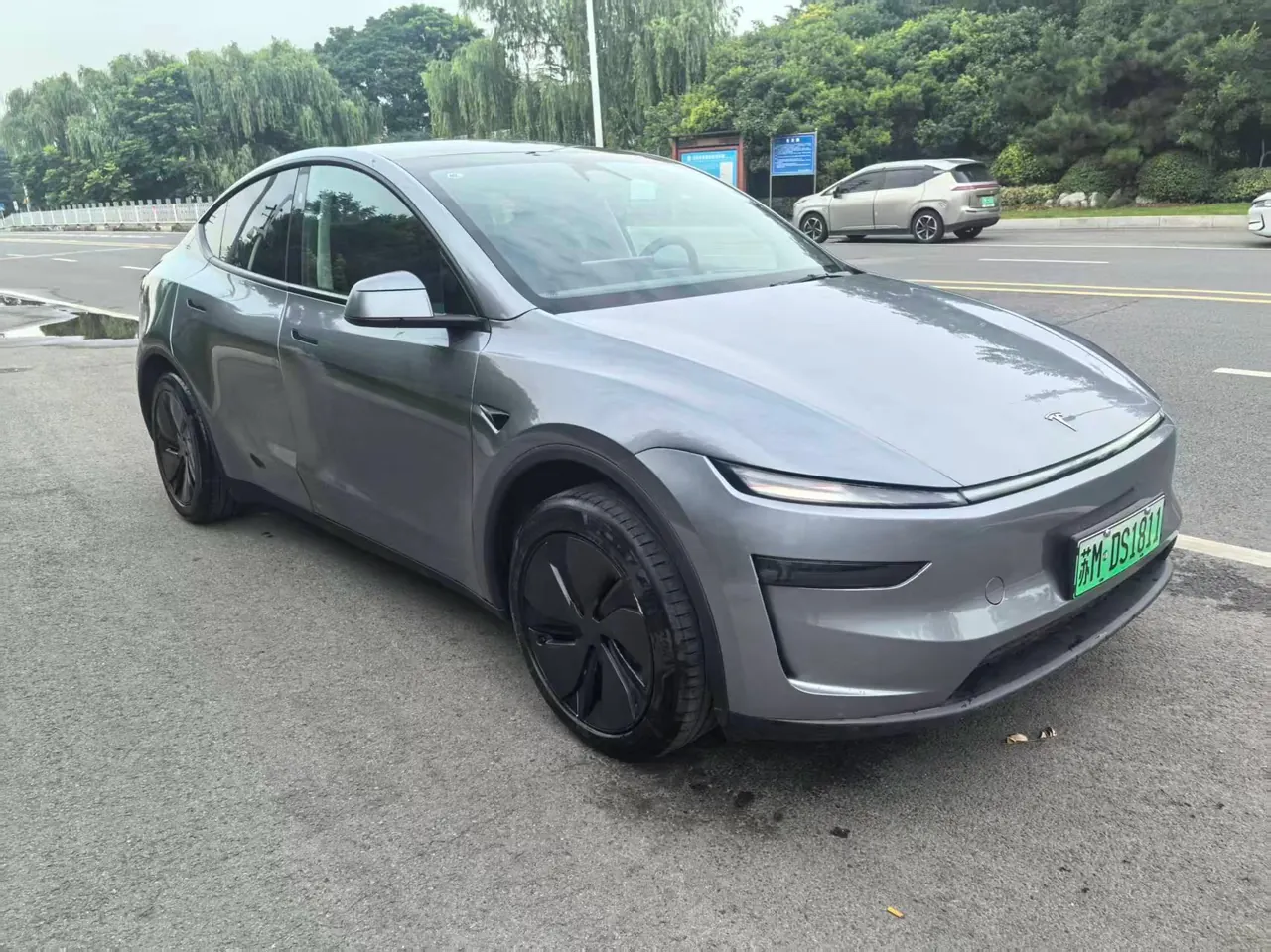 Tesla 2026 Model Y Long Range Rear-Wheel-Drive Automatic 3