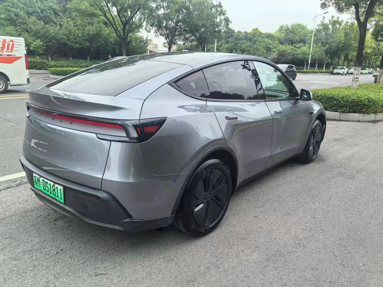 Tesla 2026 Model Y Long Range Rear-Wheel-Drive Automatic 8
