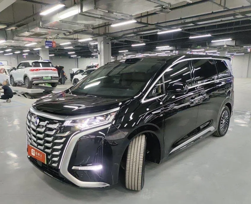 Denza 2025 Denza D9 DM-i 1.5T stepless four-wheel drive automatic gear - View 1